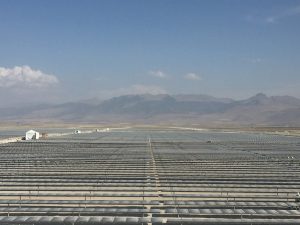 Konya'da 20 milyon metrekare alan üzerine kurulacak Karapınar Güneş Enerjisi Santrali'nde (GES) 4 megavatlık kurulu gücün devreye alınmasıyla şebekeye elektrik veriliyor. ( Abdullah Doğan - Anadolu Ajansı )